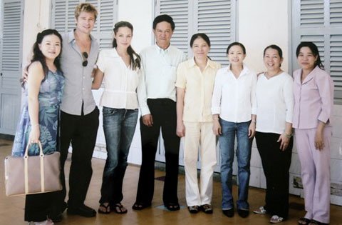 
Angelina Jolie và Brad Pitt lần đầu đến trung tâm Tam Bình năm 2006
