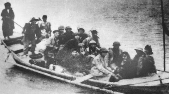 Sáng sớm 18-2-1947, đồng bào chở đò đưa bộ phận cuối cùng của Trung đoàn Thủ đô vượt sông Hồng. Ảnh tư liệu