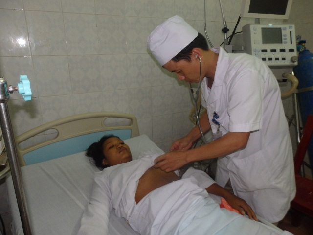 
Bệnh nhân Màng Vàng (20 tuổi) tại huyện Sốp Bâu (Lào) đang điều trị tại Bệnh viện Đa khoa Mường Lát
