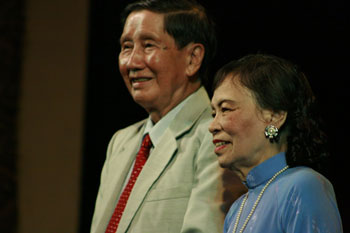 
Vợ chồng nhạc sĩ Phạm Tuyên trong đêm nhạc tôn vinh những sáng tác của ông nhân sinh nhật lần thứ 77
