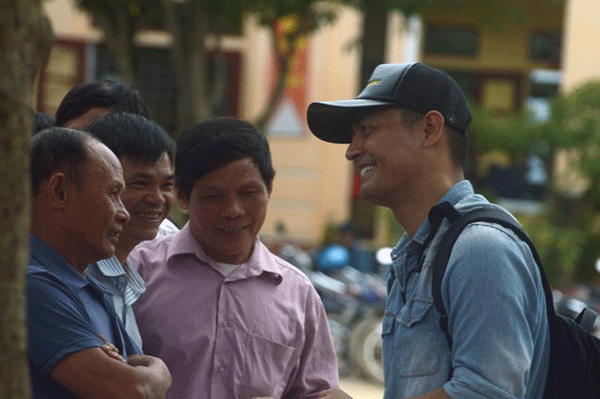 
MC Phan Anh tận tình đi thăm hỏi từng người dân vùng lũ.
