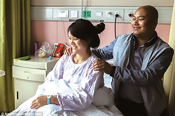 
Yang Li đang phục hồi sức khỏe trong bệnh viện sau khi bỏ đứa con 3 tháng tuổi trong bụng. Ảnh:AsiaWire/AustralScope

