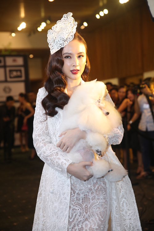 
Angela Phương Trinh gây ngạc nhiên khi xuất hiện trên thảm đỏ với trang phục trắng điệu đà và chú cún xinh xắn.
