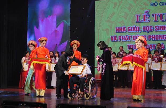 Bộ trưởng Bộ GD-ĐT Phùng Xuân Nhạ trao bằng khen học sinh tiêu biểu năm học 2015 - 2016 cho em Nguyễn Thiên Phú