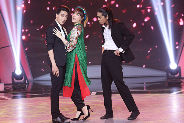 
Hari Won gây bất ngờ khi ra sân khấu cùng hai vũ công Minh Hiền, Đình Lộc. Cô&nbsp;diễn hài hước trên nền ca khúc Anh cứ đi đi.
