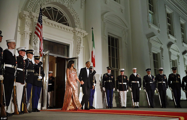 
Tổng thống Mỹ Barack Obama và Đệ nhất Phụ nhân Michelle tối 18/10 mở yến tiệc tại Nhà Trắng để thết đãi Thủ tướng Italy Matteo Renzi và phu nhân Agnese Landini đang có chuyến thăm Mỹ.
