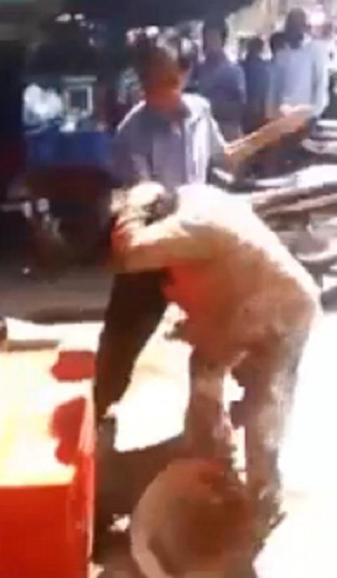 Người đàn ông dùng chổi đánh đập bà cụ (nguồn: internet).