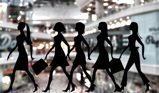 
Shopping là sở thích chung của phụ nữ, nhưng thói quen vay và chi tiêu của nữ giới lại không giống nhau giữa các lứa tuổi và nơi sinh sống
