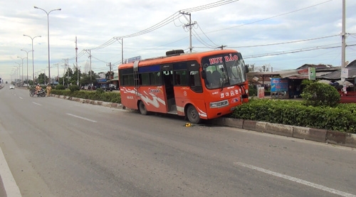 Hàng chục hành khách trên xe 34 chỗ gào thét khi xe này leo lên dải phân cách đâm gãy cột đèn chiếu sáng vì tài xế ngủ gật.