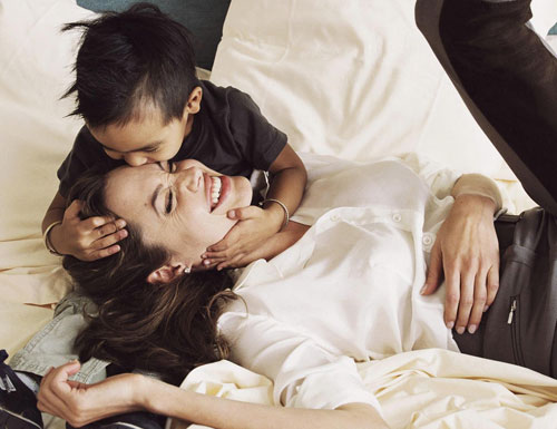 Angelina Jolie nhận nuôi Maddox năm 2002.