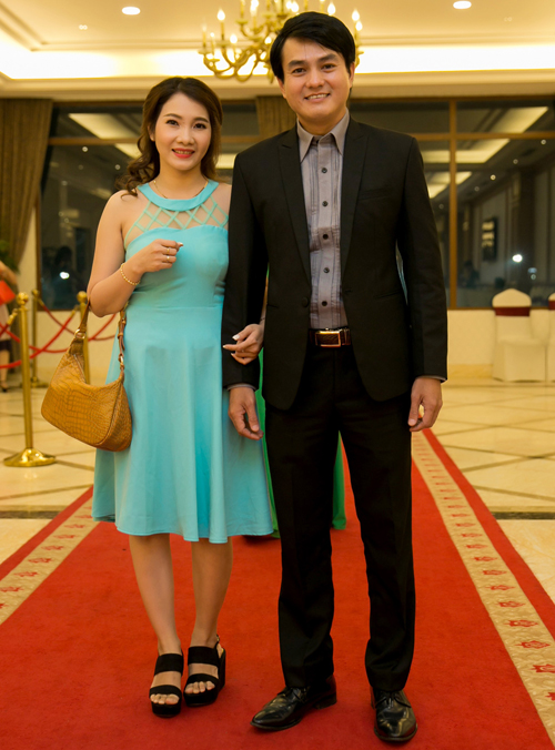 
Cao Minh Đạt hạnh phúc sánh vai bà xã Thanh Trúc. Nam diễn viên mới tổ chức hôn lễ hôm 16/10.
