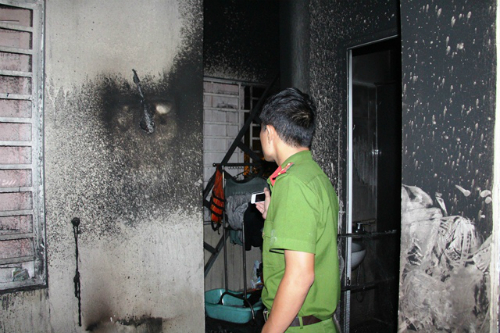 
Cảnh sát khám nghiệm hiện trường ngồi nhà bị cháy. Ảnh: Cảnh sát PCCC Đà Nẵng.

