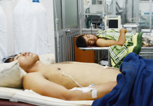Ngoài 3 cán bộ quản lý rừng tử vong còn có 15 người khác bị thương nặng đang được cấp cứu. Ảnh: Thiện Nhân
