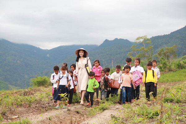 
Angela Phương Trinh làm cô giáo trên phim.
