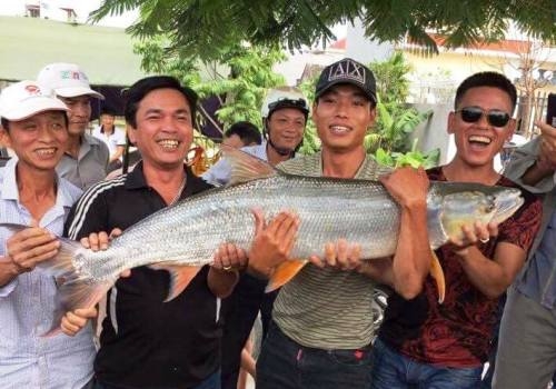Nh&oacute;m thợ c&acirc;u h&acirc;n hoan khoe th&agrave;nh t&iacute;ch. Ảnh: Nh&acirc;n vật cung cấp.