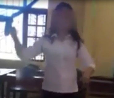 Nữ sinh nhảy trong tiếng hò hét cổ vũ của bạn bè. Ảnh cắt từ clip.