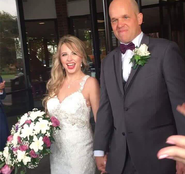 
Chris và Heather hạnh phúc trong ngày cưới. Ảnh: Facebook
