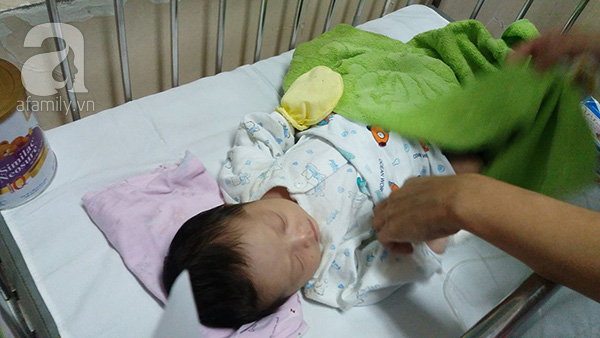 B&eacute; g&aacute;i bị mẹ bỏ rơi