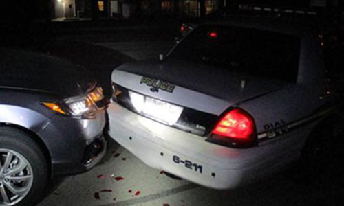 
Chiếc xe của Miranda Rader đâm vào đuôi xe cảnh sát tối 26/10. Ảnh: Splash News
