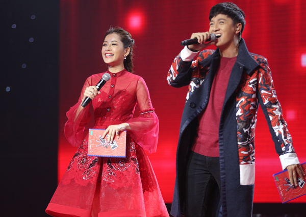 Chi Pu diện trang phục ton-sur-ton đỏ với Ngô Kiến Huy, dẫn dắt đêm thi cuối The Voice Kids 2016.