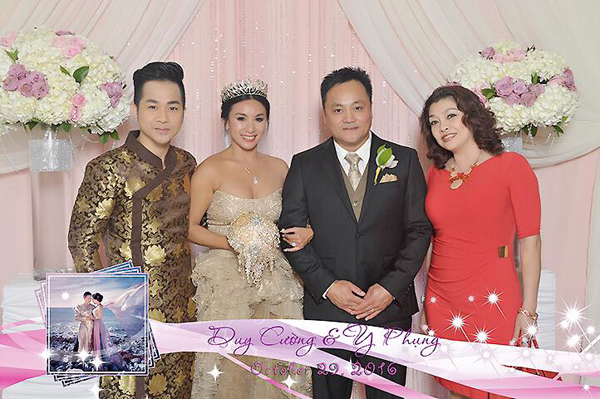 Ca sĩ Quách Tuấn Du (trái) cũng có mặt trong tiệc cưới của Y Phụng vào trưa nay và gửi lời chúc mừng đến mỹ nhân của thập niên 90.
