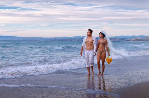 Diễn viên - ca sĩ thập niên 1990 diện bikini cùng chồng sắp cưới chụp ảnh trên bờ biển tại Mỹ. Ảnh: FBNV.