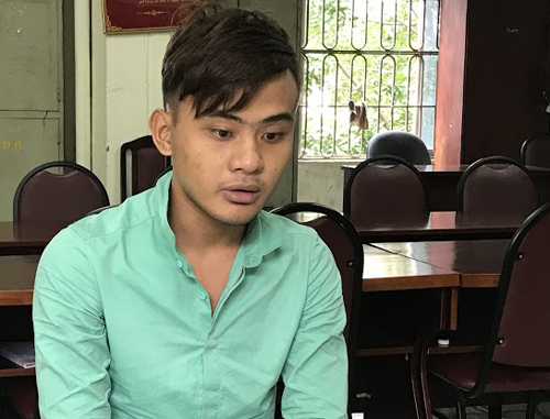 Tên cướp tại cơ quan điều tra. Ảnh: Quốc Thắng.