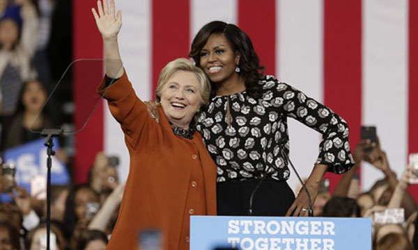
Ứng viên tổng thống Mỹ đảng Dân chủ Hillary Clinton và đệ nhất phu nhân Michelle Obama thân thiết trên sân khấu vận động tranh cử ở thành phố Winston-Salem, bang Bắc Carolina. Ảnh: AP
