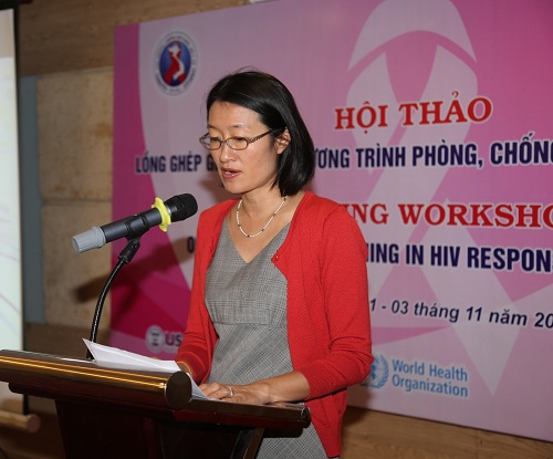 Bà Shoko Ishikawa, Trưởng đại diện UN Women phát biểu tại hội thảo lồng ghép giới trong công tác phòng, chống HIV.