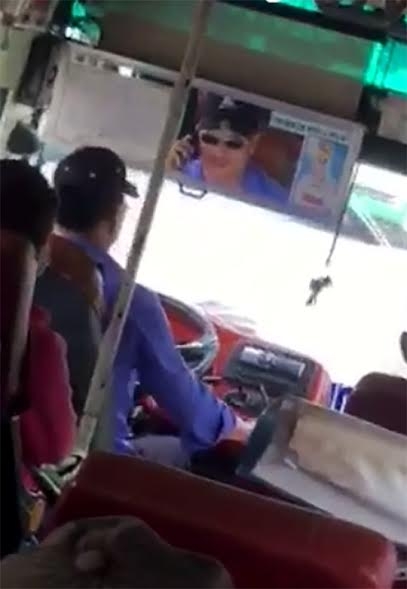Tài xế xe buýt vừa nghe điện thoại vừa thả tay khỏi vô lăng
