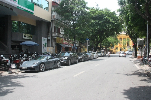 Sở Giao thông cho biết việc trông giữ ôtô trên phố Dã Tượng đang giao cho Công ty  TNHH MTV  khai thác điểm đỗ xa Hà Nội khai thác. Ảnh: Võ Hải.