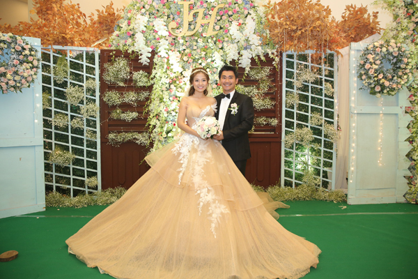 
Khánh Hiền diện váy cưới màu nude tùng xòe rộng cổ điển của nhà thiết kế Phạm Đặng Anh Thư sánh đôi chồng trong tiệc cưới ở TP HCM.
