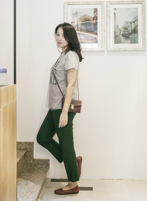 
Minh Anh hiện tại ngo&agrave;i 40 tuổi vẫn giữ phong c&aacute;ch giản dị, năng động.

