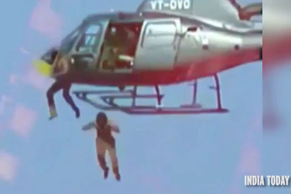 
Ba nam diễn vi&ecirc;n trong bộ phim nhảy xuống nước nhưng hai trong số họ tử vong. Ảnh: India Today
