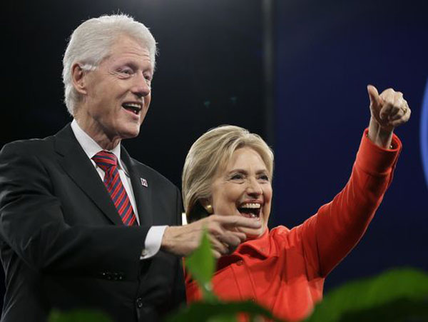
Ứng viên đảng Dân chủ Hillary Clinton và chồng, cựu Tổng thống Bill Clinton. Ảnh: AP
