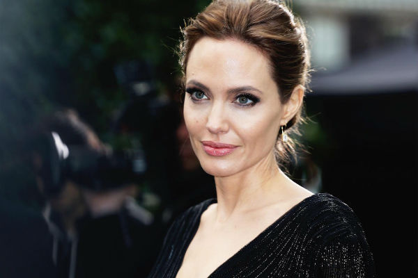 
Một đại diện của Angelina Jolie khẳng định cô và Brad Pitt đã đạt được thỏa thuận hợp pháp về quyền nuôi con.
