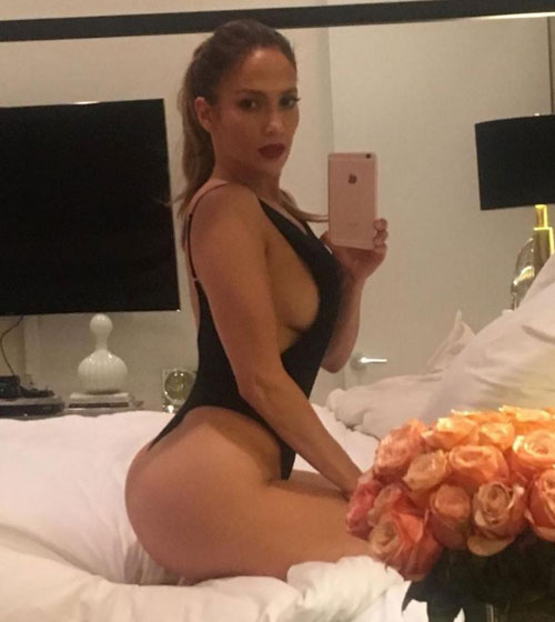 
Jennifer Lopez nhận được hơn 1 triệu lượt Like trên Instagram với bức ảnh mặc áo tắm trên giường. Nữ ca sĩ 47 tuổi khiến nhiều người ngưỡng mộ vì sở hữu thân hình săn chắc, bốc lửa hiếm có khó tìm ở tuổi U50. Kèm theo bức ảnh, J.Lo khuyến khích mọi người hãy yêu và tự tin với cơ thể của chính mình.

