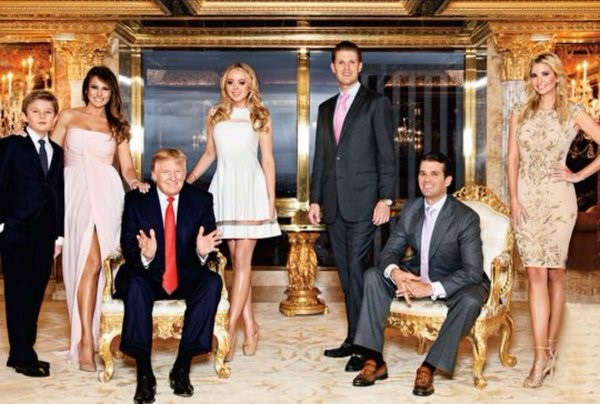 
Ông trùm bất động sản có 5 con là Donald Jr. (38 tuổi), Ivanka (35 tuổi), Eric (32 tuổi), Tiffany (23 tuổi) và Barron (10 tuổi). Ba người con đầu đã kết hôn nhưng hiện chỉ có Donald Jr. và Ivanka lên chức bố, mẹ. Vì ông Trump kết hôn tới 3 lần, khoảng cách về độ tuổi giữa con út Barron và các cháu của ông rất gần.
