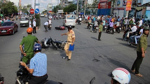Vụ tai tai nạn khiến nhiều người hiếu kỳ tập trung theo d&otilde;i