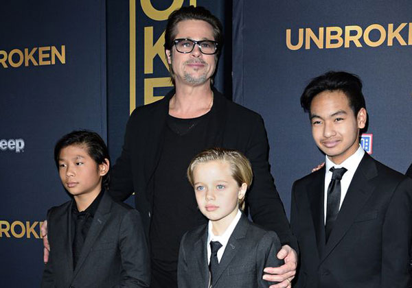 
Brad Pitt bị cáo buộc tát bé Maddox (ngoài cùng bên phải) trong cơn giận dữ.
