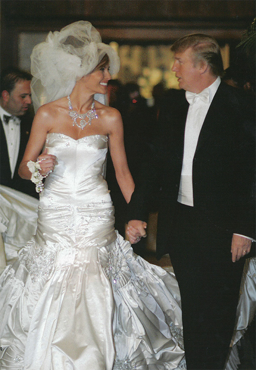 
Donald Trump kết hôn với người mẫu Slovenia - Melania Knauss vào ngày 22/1/2005 tại biệt thự riêng có tên Mar-a-Lago ở bãi biển Palm Beach, bang Florida, Mỹ. Đây là lần kết hôn thứ ba của ông. Trước đó, cặp đôi tiến hành nghi thức trao lời thề nguyền ở nhà thờ Episcopal. Trong đám cưới, Trump yêu cầu khách mời không mang theo máy ảnh, máy quay khi tham dự lễ ở nhà thờ và dạ tiệc.
