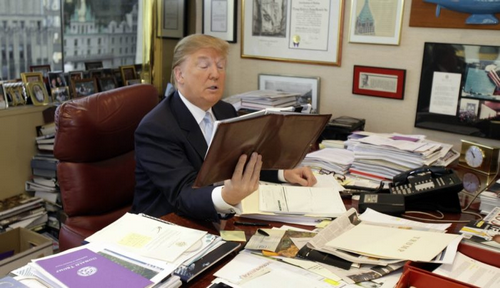 
Donald Trump thích làm việc với giấy tờ hơn là thiết bị công nghệ.
