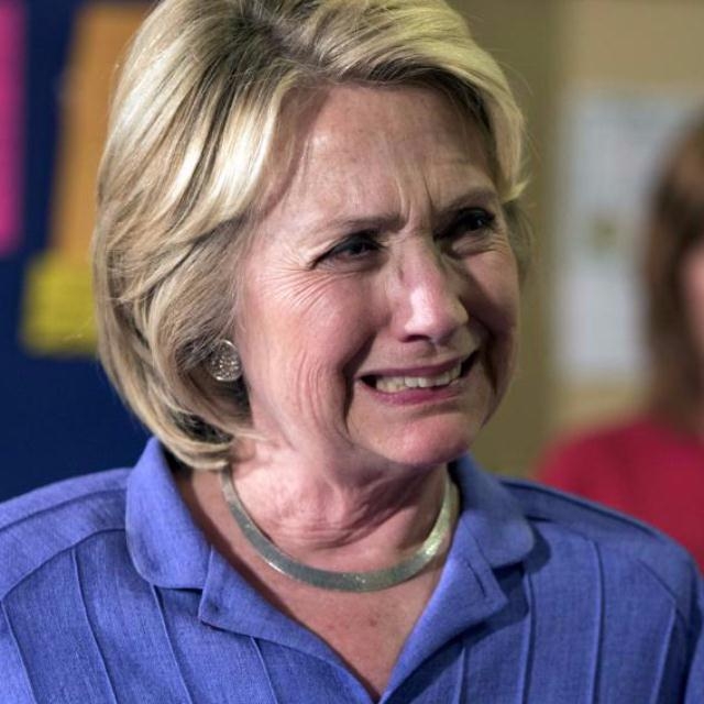 
Khác với bề ngoài mạnh mẽ, bà Clinton đã gọi điện cho bạn thân và không thể ngừng khóc

