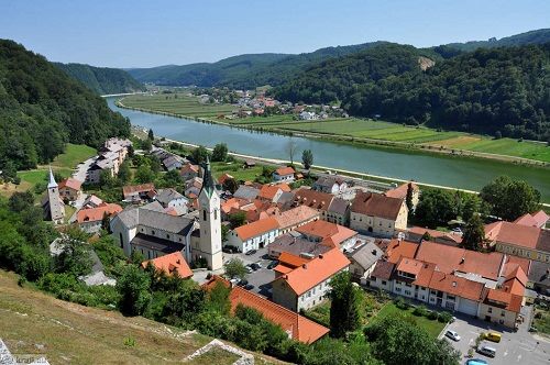 
Thị trấn Sevnica bên bờ sông Sava. Ảnh: Kraji

