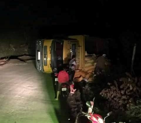 Hiện trường vụ lật xe do ngắm trăng khủng ở L&agrave;o Cai tối 14/11.