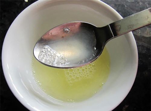 Hỗn hợp nước cốt chanh và lòng trắng trứng