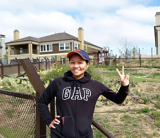 
NSƯT Ngọc Huyền ăn mặc giản dị khi chụp ảnh gần ngôi nhà của mình tại bang California, Mỹ.
