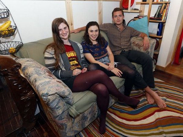 Ba sinh viên tìm được bọc tiền gần 1 tỷ trong chiếc sofa cũ