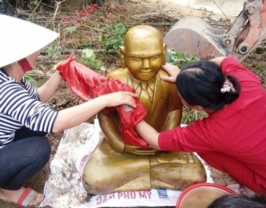 Pho tượng được gia đ&igrave;nh &ocirc;ng Th&aacute;i ph&aacute;t hiện khi m&uacute;c đất ngăn đầm nu&ocirc;i t&ocirc;m