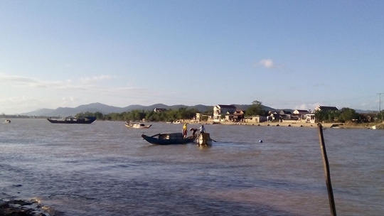 Lực lượng cứu hộ đang tiến h&agrave;nh trục vớt thi thể ch&aacute;u b&eacute; để b&agrave;n giao cho gia đ&igrave;nh an t&aacute;ng - ảnh Xu&acirc;n H&ograve;a